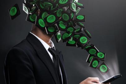 Spotify Addiction Concept. Businessman Open Phone Spotify Icons Pop Up to The Face.Spotify. Foto: natanaelginting / stock.adobe.comFonte: 370745553<!-- NICAID(15147930) -->