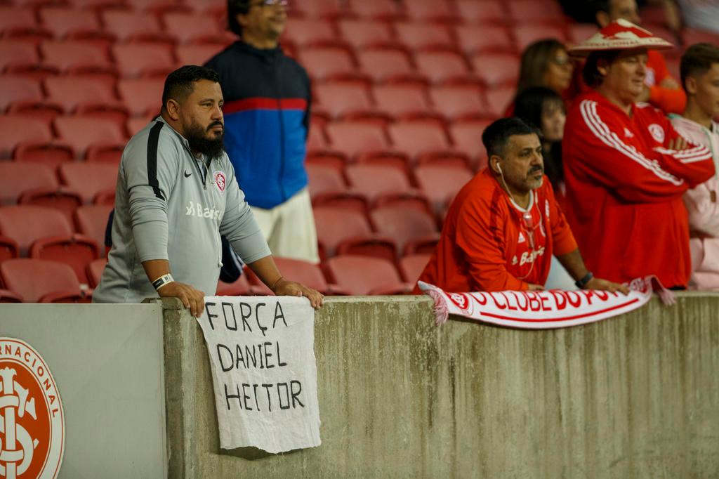 Um cartaz para o dia do jogo com dois jogadores de futebol nele