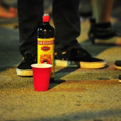 PORTO ALEGRE, RS, BRASIL 05/04/2014: Matéria sobre álcool na adolescência, realizada sábado à noite na Festa das Tintas, no Clube Farrapos, em Porto Alegre. Antes de entrarem na festa os adolescentes fazem esquenta em frente ao local. Muitos têm identidade falsa para poderem comprar bebidas alcoólicas. Antes mesmo do início da festa alguns já estavam bêbados. (Foto: CARLOS MACEDO/ AGENCIA RBS/ GERAL)***PAUTA ESPECIAL***<!-- NICAID(10387258) -->