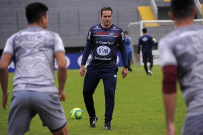 CAXIAS DO SUL, RS, BRASIL, 06/07/2022 - Fotos do treino do Caxias para enfrentar o Juventus no próximo dia 09. NA FOTO: técnico Thiago Carvalho. (Marcelo Casagrande/Agência RBS)<!-- NICAID(15141846) -->