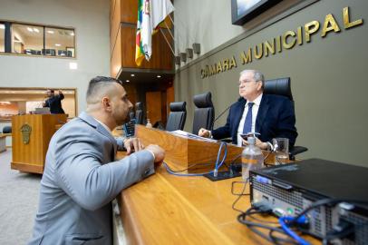 Os vereadores de Porto Alegre aprovaram, nesta quarta-feira (13), a entrega da Comenda Porto do Sol ao deputado federal Eduardo Bolsonaro. A homenagem foi proposta pelo vereador bolsonarista Alexandre Bobadra (PL). Ainda não há data prevista para a entrega da condecoração.<!-- NICAID(15148298) -->