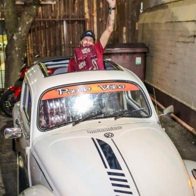 Lucas Duarte Zattera, 32 anos, ganhou um Fusca, ano 1979, conversível, rebaixado com rodas esportivas, e bancos de couro, no sorteio Vai tomar no Fusca em comemoração aos 30 anos da casa noturna Panela Velha. Nas fotos, ele recebe o prêmio de um dos proprietários da casa noturna, Juliano Fontana.<!-- NICAID(15148672) -->