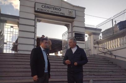 Prefeito Adiló Didomenico no Cemitério Municipal para verificar a situação do local, em que frequentes furtos e vandalismos estão ocorrendo.<!-- NICAID(15148087) -->