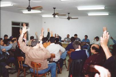 Almanaque Gaúcho: Sindicato dos Radialistas do RS completa 60 anos. Na foto, assembleia em 1993<!-- NICAID(15142278) -->