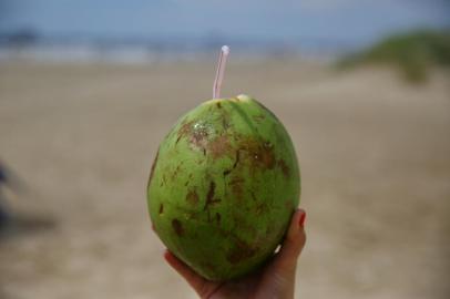 XANGRILÁ, RS, BRASIL, 09-01-2015: Matéria especial do caderno Gastrô por Destemperados sobre comidas e pratos típicos da praia. Na foto, comidas de quiosques da beira da praia. Água de côco e milho verde (FOTO FÉLIX ZUCCO/AGÊNCIA RBS, Editoria Destemperados).<!-- NICAID(11111431) -->