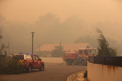 Firefighters take position in Cazaux on July 14, 2022 as the city is being evacuated after the forest fire in La Teste-de-Buch spreads near the houses. - Firemen are facing on July 14, 2022 an negative situation as they fight two forest fires that have destroyed 4200 hectares since July 12, 2022, including more than 2000 hectares in La Teste-de-Buch. (Photo by THIBAUD MORITZ / AFP)Editoria: DISLocal: La Teste-de-BuchIndexador: THIBAUD MORITZSecao: fireFonte: AFPFotógrafo: STR<!-- NICAID(15149134) -->