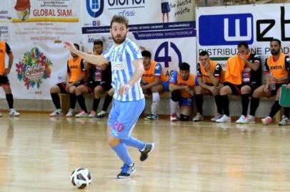 Matheus Sacon, ala e fixo caxiense, assinou com o Ecocity Futsal Genzano, da Itália. O brasileiro chega para jogar a Série A2, com contrato válido até o final da temporada 2022/23. <!-- NICAID(15149351) -->