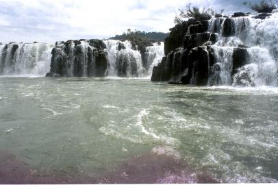 Foto do Salto do Yucumã, localizado no Parque do Turvo.#PÁGINA: 9#ENVELOPE: 228003#EDIÇÃO: 2ª<!-- NICAID(605921) -->