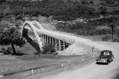 Reprodução filme da Leopoldis-Som para o DAER em 1953. Ponte Ernesto Dornelles.<!-- NICAID(15146726) -->