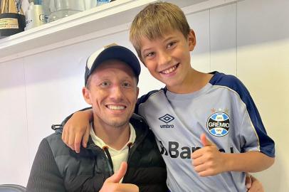 Lucas Leiva e o filho Pedro Lucas, 11 anos, atleta da escolinha de futebol do GrêmioCarolina Ferrari / Grêmio FBPA<!-- NICAID(15150425) -->