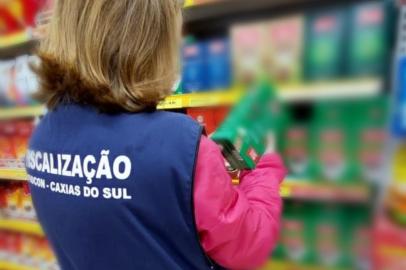 Procon autua mercado por vender produtos fora da validade em Caxias<!-- NICAID(15150491) -->