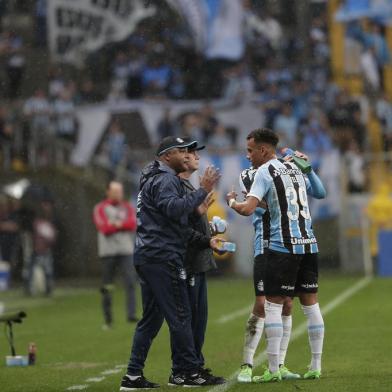 Grêmio x Tombense, pela 18ª rodada da Série BNa foto: técnico Roger Machado conversa com Bitello<!-- NICAID(15150900) -->