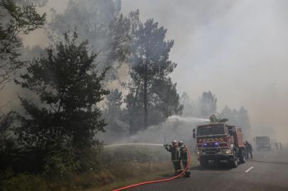 Firefighters try to control a forest fire near Louchats in Gironde, southwestern France on July 17, 2022. - The intense mobilisation of firefighters did not weaken on July 17, 2022 to fix the fires in the south of France, and particularly in Gironde where new evacuations are in progress in front of the advance of the flames which ravaged more than 10.000 hectares of forests since it is started on July 12, in a context of generalised heat wave all weekend. (Photo by THIBAUD MORITZ / AFP)Editoria: SCILocal: LouchatsIndexador: THIBAUD MORITZSecao: weather scienceFonte: AFPFotógrafo: STR<!-- NICAID(15151325) -->