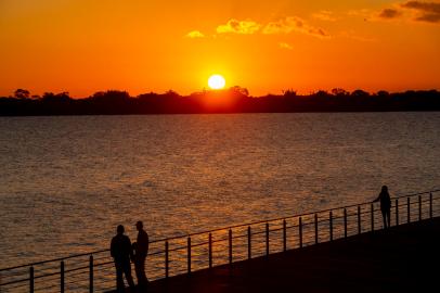 PORTO ALEGRE, RS, BRASIL - 03/06/2020Pôr-do-sol na Orla do Guaíba<!-- NICAID(14514741) -->