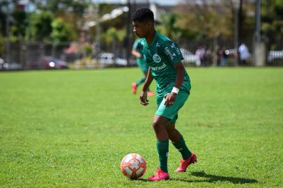 O meia Nicolas, destaque da categoria sub-17, assinou seu primeiro contrato profissional. O jovem firmou seu vínculo com o Verdão até 2025. Nicolas chegou ao Juventude ainda aos 9 anos.<!-- NICAID(15151933) -->