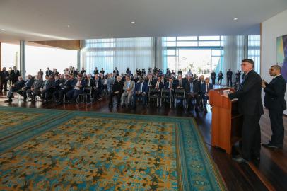 O presidente Jair Bolsonaro reuniu-se com embaixadores na tarde desta segunda-feira (18) no Palácio da Alvorada. Além de chefes de missões diplomáticas, ministros do primeiro escalão do governo federal estiveram presentes.<!-- NICAID(15152348) -->