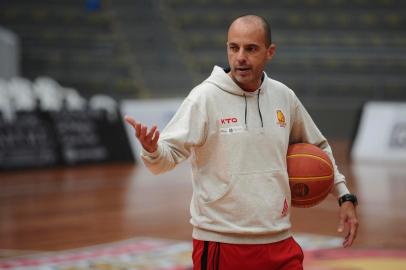 CAXIAS DO SUL, RS, BRASIL, 13/04/2022. Caxias do Sul Basquete se prepara para encarar o Paulistano, pela penúltima rodada da fase de classificação do Novo Basquete Brasil (NBB), no Ginásio do Sesi. Na foto, de casaco branco, o técnico Rodrigo Barbosa. (Bruno Todeschini/Agência RBS)<!-- NICAID(15067759) -->