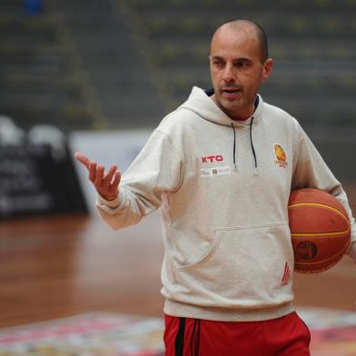 CAXIAS DO SUL, RS, BRASIL, 13/04/2022. Caxias do Sul Basquete se prepara para encarar o Paulistano, pela penúltima rodada da fase de classificação do Novo Basquete Brasil (NBB), no Ginásio do Sesi. Na foto, de casaco branco, o técnico Rodrigo Barbosa. (Bruno Todeschini/Agência RBS)<!-- NICAID(15067759) -->