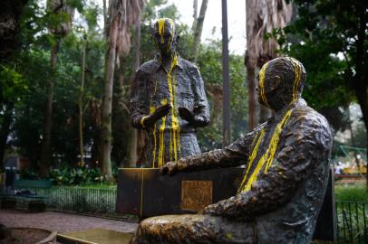 Porto Alegre, RS, Brasil, 20/07/2022 - Estátuas de Carlos Drumond de Andrade e Mario Quintana são vandalizadas com tinta amarela, na praça da Alfândega. Foto: Jonathan Heckler / Foto Jonathan Heckler<!-- NICAID(15153561) -->