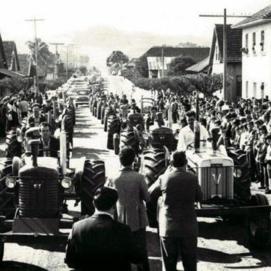 Maio de 1960: desfile de agricultores e produtores rurais durante a primeira Festa da Batatinha (festa da batata), embrião da Festa do Agricultor de Fazenda Souza<!-- NICAID(15152850) -->