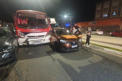 *A PEDIDO DE IAN TÂMBARA* *EM BAIXA* Lotação colide com outros 10 veículos em avenida de Porto Alegre - Fotos: Ian Tâmbara/Agência RBS<!-- NICAID(15158001) -->