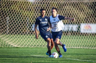 Os zagueiros Bruno Alves e Geromel em treino do Grêmio no CT da Chapecoense, em Chapecó.<!-- NICAID(15158056) -->