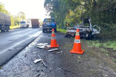 Por volta das 13:00 desta terça-feira, 26, no km 11 da BR 386 em Iraí, ocorreu um acidente do tipo colisão frontal entre um Corsa com placas de Saudades/SC e um caminhão de Caibi/SC. O carro pegou fogo logo após a colisão, com o óbito dos 4 ocupantes. O condutor do caminhão ficou ileso.<!-- NICAID(15158614) -->