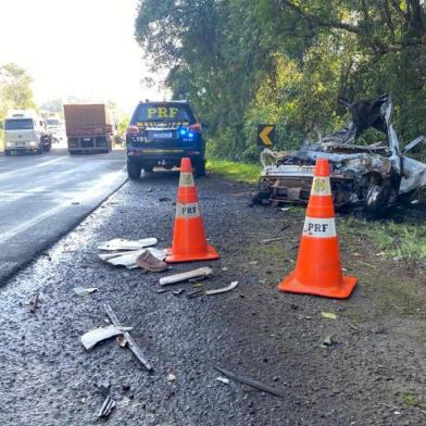 Por volta das 13:00 desta terça-feira, 26, no km 11 da BR 386 em Iraí, ocorreu um acidente do tipo colisão frontal entre um Corsa com placas de Saudades/SC e um caminhão de Caibi/SC. O carro pegou fogo logo após a colisão, com o óbito dos 4 ocupantes. O condutor do caminhão ficou ileso.<!-- NICAID(15158614) -->