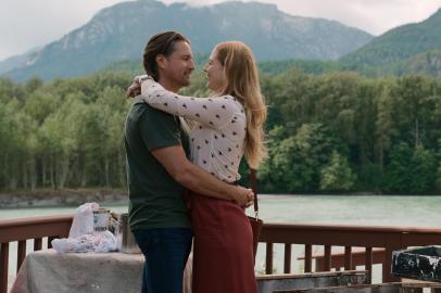 Virgin River. (L to R) Martin Henderson as Jack Sheridan, Alexandra Breckenridge as Mel Monroe in episode 404 of Virgin River. Cr. Courtesy Of Netflix Â© 2022<!-- NICAID(15158135) -->