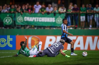 FUTEBOL/CAMPEONATO BRASILEIRO 2022 /GREMIO X CHAPECOENSE - ESPORTES - Lance da partida entre Gremio e Chapecoense disputada na noite desta terÃ§a-feira, na Arena Conda, em Chapeco,n em partida valida pela Campeonato Brasileiro 2022. FOTO: LUCAS UEBEL/GREMIO FBPA<!-- NICAID(15158997) -->