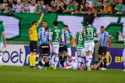 CHAPECOENSE E GRÊMIO CAMPEONATO BRASILEIRO SÉRIE ASC - CHAPECOENSE-GRÊMIO-CAMPEONATO-BRASILEIRO-SÉRIE-A - ESPORTES - Lance durante partida entre Chapecoense e Grêmio, válida pelo Campeonato Brasileiro Série A, realizada na cidade de Chapecó, SC, nesta terça-feira, 26. 26/07/2022 - Foto: TARLA WOLSKI/FUTURA PRESS/FUTURA PRESS/ESTADÃO CONTEÚDOEditoria: ESPORTESLocal: CHAPECOIndexador: TARLA WOLSKIFotógrafo: FUTURA PRESS<!-- NICAID(15159121) -->