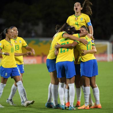 Brazils Ary Borges (R) celebrates with teammates after scoring a goal against Paraguay during their Conmebol 2022 womens Copa America football tournament semifinal match at the Alfonso Lopez stadium in Bucaramanga, Colombia, on July 26, 2022. (Photo by Raul ARBOLEDA / AFP)Editoria: SPOLocal: BucaramangaIndexador: RAUL ARBOLEDASecao: soccerFonte: AFPFotógrafo: STF<!-- NICAID(15159254) -->