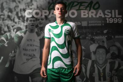 O Juventude lançou a primeira camisa da linha City Collection. Intitulada ¿Invasão de Copa¿, a nova peça, uma camisa de jogo, será item raro nas coleções alviverdes, pois serão apenas 300 unidades - numeradas - disponíveis para venda.<!-- NICAID(15160073) -->