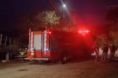 Bombeiros trabalham na remoçao de corpo do Rio dos Sinos<!-- NICAID(15160154) -->