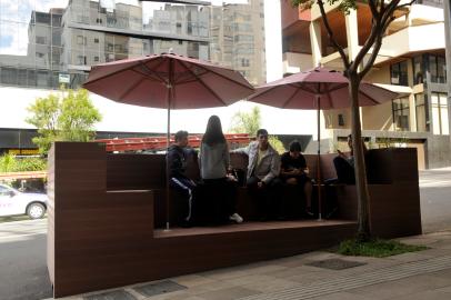 CAXIAS DO SUL, RS, BRASIL, 21/10/2016 - Um novo parklet foi instalado na cidade, na rua vereador Mario Pezzi. (Marcelo Casagrande/Agencia RBS)<!-- NICAID(12517039) -->