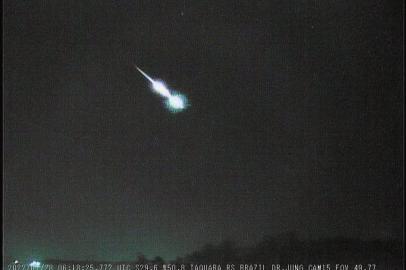 Registrado o primeiro meteoro Fireball da Chuva Delta Aquáridas do Sul nesta madrugada de 28/07. O meteoro entrou na atmosfera a uma altitude de 96,1 Km e foi extinto há 71,3 Km. Teve uma duração de 1,33 segundo e após duas explosões foi extinto. A magnitude foi de -4,2 (brilho) sendo considerado um Fireball já que foi acima de -4. O registro foi feito Observatório em Taquara e a explosão foi sobre a área de Soledade no RS.  <!-- NICAID(15160643) -->