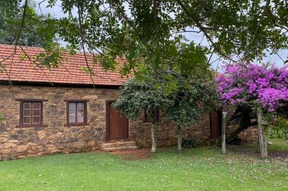 Casa de Pedra Família Cercato, em Garibaldi. Casarão de 1880 será entregue restaurado nesta sexta (29). Após o restauro, a casa passa a abrigar o Memorial da Casa da Família Cercato, cuja expografia apresenta as memórias afetivas, como fotos e objetos que remetem à trajetória da família e da imigração italiana no Estado. Haverá também um espaço enogastronômico, com a abertura de uma osteria para degustação de vinhos e espumantes. A cerimônia de entrega do espaço ocorre a partir das 14h30min de hoje, quando será lançado o espumante e vinho Casa Cercato, idealizado pelo enólogo Vinicius Bortolini Cercato.<!-- NICAID(15160349) -->