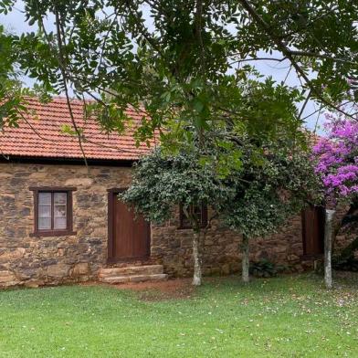 Casa de Pedra Família Cercato, em Garibaldi. Casarão de 1880 será entregue restaurado nesta sexta (29). Após o restauro, a casa passa a abrigar o Memorial da Casa da Família Cercato, cuja expografia apresenta as memórias afetivas, como fotos e objetos que remetem à trajetória da família e da imigração italiana no Estado. Haverá também um espaço enogastronômico, com a abertura de uma osteria para degustação de vinhos e espumantes. A cerimônia de entrega do espaço ocorre a partir das 14h30min de hoje, quando será lançado o espumante e vinho Casa Cercato, idealizado pelo enólogo Vinicius Bortolini Cercato.<!-- NICAID(15160349) -->