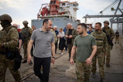 Esta foto de folheto tirada e divulgada pelo Serviço de Imprensa Presidencial da Ucrânia em 29 de julho de 2022 mostra o presidente Volodymyr Zelensky (R) conversando com o Ministro da Infraestrutura Oleksander Kubrakov (L) durante sua visita ao porto de Chornomorsk no Mar Negro. - O presidente da Ucrânia, Volodymyr Zelensky, visita o porto de Chornomorsk, no sul, antes da primeira exportação prevista de grãos sob um acordo com a Rússia. (Foto: UCRÂNIA PRESIDENCIAL PRESS SERVICE/AFP) / RESTRITO AO USO EDITORIAL - CRÉDITO OBRIGATÓRIO AFP PHOTO / Ucraniano Presidential Press Service - SEM MARKETING SEM CAMPANHAS PUBLICITÁRIAS - DISTRIBUÍDA COMO SERVIÇO AOS CLIENTES<!-- NICAID(15161330) -->