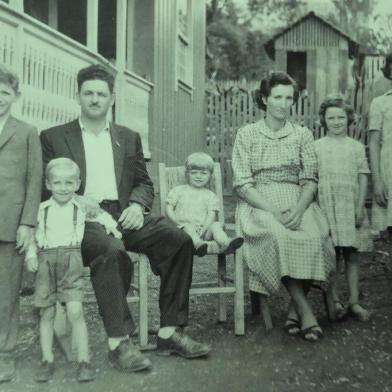 Família de Antonio Vidor e Olga Bonatto em 1961, em Santa Lúcia do Piaí. Da esquerda para a direita, Paulo, Agustinho, o pai Antonio, Jussara, a mãe Olga, Izolde e Hélia.<!-- NICAID(15161808) -->