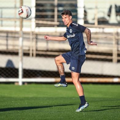 RS - FUTEBOL/ TREINO GREMIO 2022 - ESPORTES - Jogadores do Gremio realizam treino técnico durante a tarde desta quinta-feira, no CT Luiz Carvalho, na preparação para a partida valida pelo Campeonato Brasileiro 2022. FOTO: LUCAS UEBEL/GREMIO FBPANa foto: Ferreira