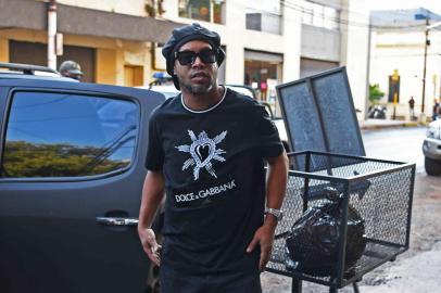 Brazilian retired football player Ronaldinho arrives to Asuncions Prosecution to declare after his irregular entry to the country, in Asuncion, Paraguay, on March 5, 2020. - Former Brazilian football star Ronaldinho and his brother have been detained in Paraguay after allegedly using fake passports to enter the South American country, authorities said Wednesday. (Photo by NORBERTO DUARTE / AFP)Editoria: CLJLocal: AsuncionIndexador: NORBERTO DUARTESecao: soccerFonte: AFPFotógrafo: STR<!-- NICAID(14442252) -->