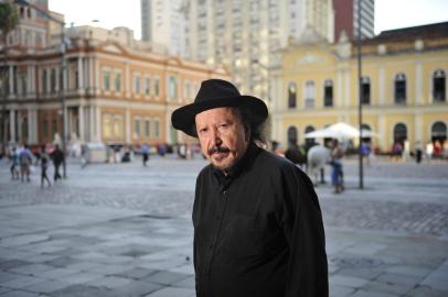 Chalé da Praça 15, Porto Alegre, RS, Brasil. Caderno comemorativo dos 240 anos de Porto Alegre. Na foto, Luiz de Miranda (poeta) gosta de observar o Mercado Público e a Prefeitura tomando café no Chalé da Praça 15, pois inspira-se para escrever. (Foto: Diego Vara / Jornal Zero Hora)<!-- NICAID(8014881) -->