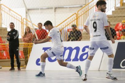 A ACBF derrubou o último invicto da Liga Nacional. Neste domingo (31), o time laranja enfrentou o Magnus, em Sorocaba, e venceu por 1 a 0. Na imagem, o autor do gol Pedro Carioca (E)<!-- NICAID(15162939) -->