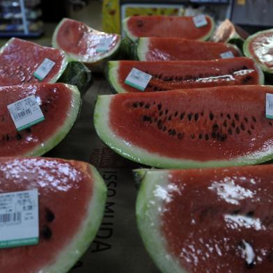 CAXIAS DO SUL, RS, BRASIL, 01/08/2022 - Mudança na lei: não precisa mais etiqueta de validade em fruta embalada. (Marcelo Casagrande/Agência RBS)<!-- NICAID(15163810) -->