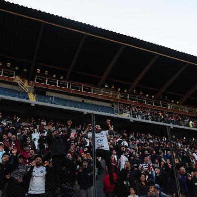 CAXIAS DO SUL, RS, BRASIL, 30/07/2022. SER Caxias x Oeste, partida de volta da segunda fase da Série D do Campeonato Brasileiro. O jogo acontece no estádio Centenário e vale vaga nas oitavas de final da competição. (Bruno Todeschini/Agência RBS)<!-- NICAID(15162739) -->