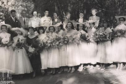 Imagem integrante do livro Chapéus, Coroas, Tiaras e Adornos, de Véra Stedile Zattera.Descrição: Uma das imagens do livro destaca uma profusão de ¿chapéus de festa¿, como era moda nas solenidades dos anos 1950.  Trata-se da foto oficial de formatura da 1ª Turma da Escola Municipal de Belas Artes, feita no Parque Cinquentenário pelo Studio Tomazoni Caxias, em 1953. O registro partiu de uma doação da professora Zília Lozano Garcia ao Arquivo Histórico Municipal João Spadari Adami. Na fila da frente estão, a partir da esquerda, Josmary Bisol (oradora), Lacy Regenin, Talita Rossi Bertolleti, Valdira Danckwardt, Ignez Ilze Rizzo, Rosa Bridi, Bila Vial, Zília Lozano Garcia, Heny Soldatelli, Hery Soldatelli e Nair Nonnenmacher. Atrás estão os professores homenageados: Emílio Martins, Max Hendrischky, Esther Troian Benvenutti, Nelly Junchem, Adelaide R. Mendes, Elyr Ramos Rodrigues (diretora da escola), Juliana Lamb e Lígia Calegari.<!-- NICAID(15163725) -->