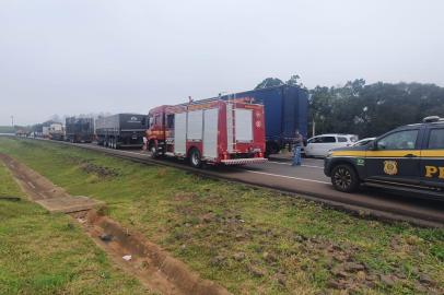 *A PEDIDO DE TIAGO BOFF* *EM BAIXA* Caminhão-tanque vaza combustível e bloqueia BR-386 no Vale do Taquari - Foto: Tiago Boff/Agência RBS<!-- NICAID(15165475) -->