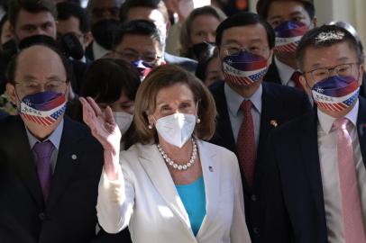 TOPSHOT - A presidente da Câmara dos EUA, Nancy Pelosi (C), acena para os jornalistas durante sua chegada ao Parlamento em Taipei em 3 de agosto de 2022. (Foto de Sam Yeh / AFP)<!-- NICAID(15165505) -->