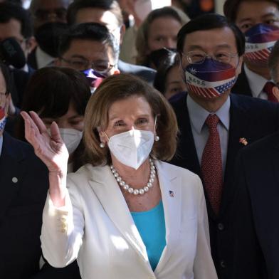 TOPSHOT - A presidente da Câmara dos EUA, Nancy Pelosi (C), acena para os jornalistas durante sua chegada ao Parlamento em Taipei em 3 de agosto de 2022. (Foto de Sam Yeh / AFP)<!-- NICAID(15165505) -->